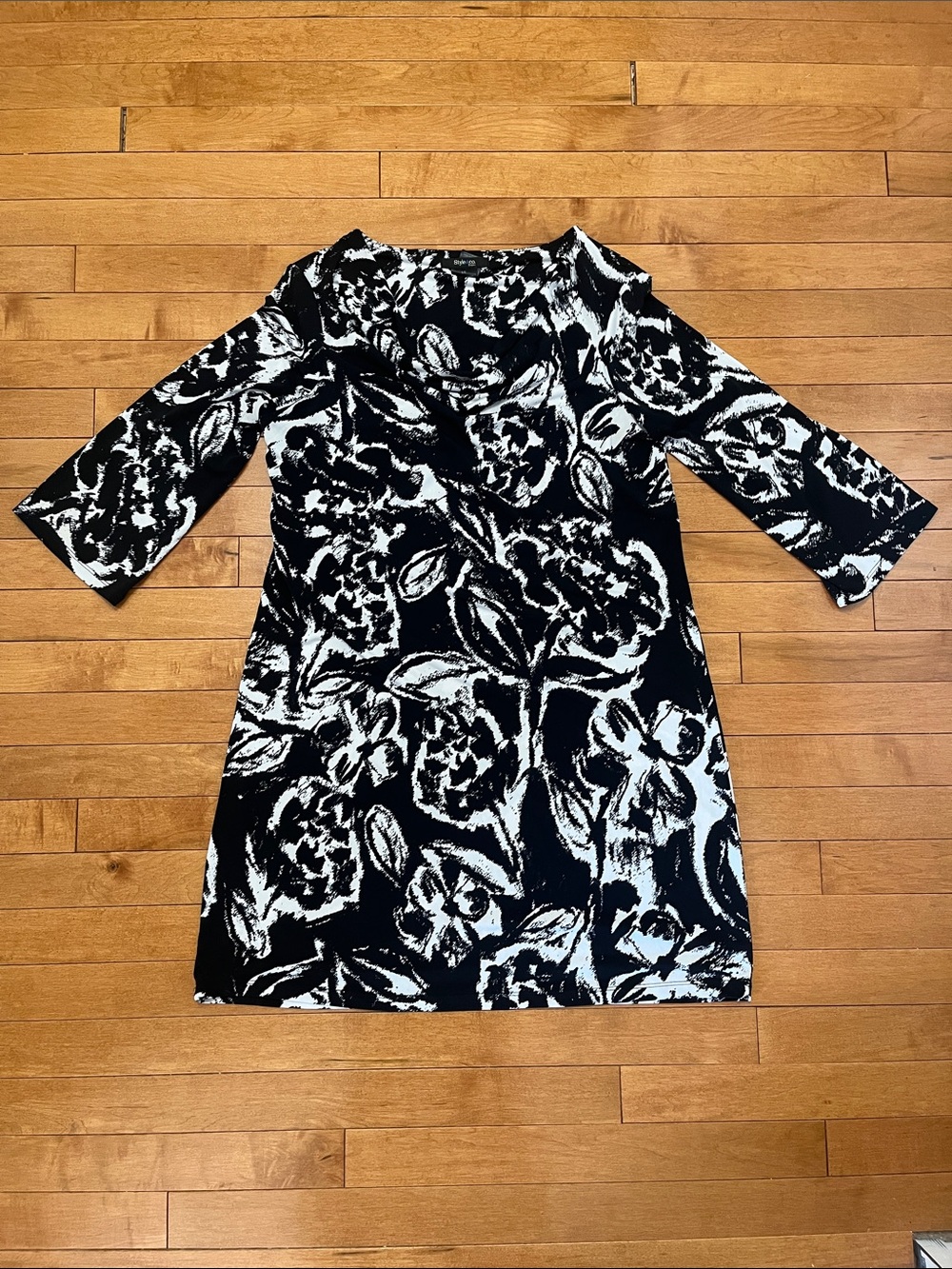 Style & Co Women’s Black & White Floral Tunic - petite Large